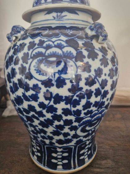 แจกันและฝาปิดลายดอกไม้สีฟ้าขาวโบราณของจีน รูปที่ 2