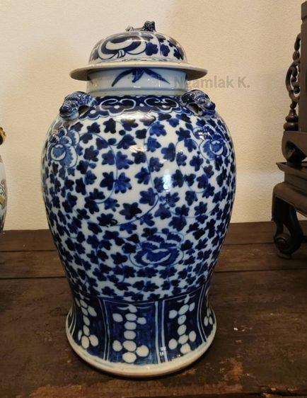 เซรามิคเก่า แจกันและฝาปิดลายดอกไม้สีฟ้าขาวโบราณของจีน