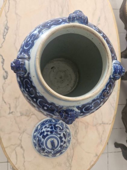 แจกันและฝาปิดลายดอกไม้สีฟ้าขาวโบราณของจีน รูปที่ 3