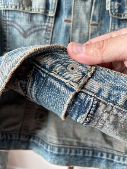 90's Levi's 70752-12 denim jacket with short horn tag made in Hong Kong size M  รูปที่ 4