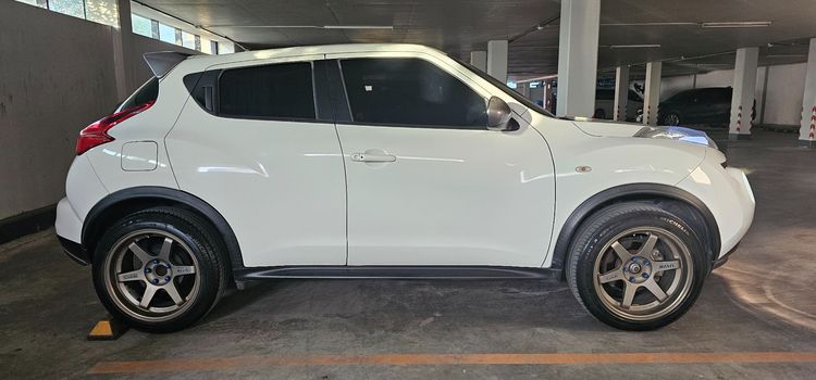 Nissan Juke 2014 1.6 Invader Sedan เบนซิน ไม่ติดแก๊ส เกียร์อัตโนมัติ ขาว รูปที่ 3