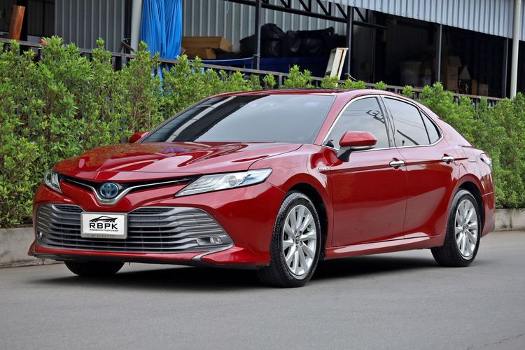รถ Toyota Camry 2.5 Hybrid Premium สี แดง