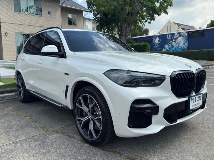 BMW X5 2023 3.0 xDrive45e M Sport 4WD Utility-car ปลั๊กอินไฮบริด (PHEV) เกียร์อัตโนมัติ ขาว รูปที่ 3