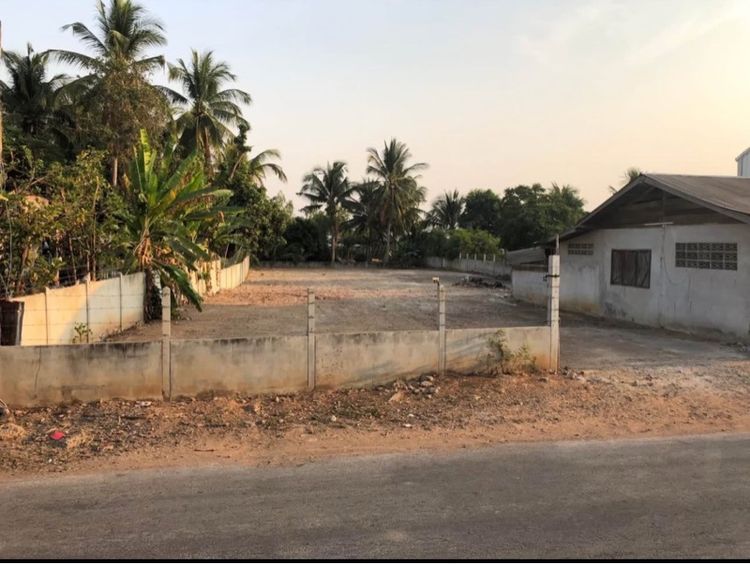 ที่ดินปลูกบ้านหรือทำห้องเช่าทำเลสวยอยู่ใจกลางชุมชนเหลือแปลงสุดท้ายและแปลงเดียวแล้วเท่านั้น