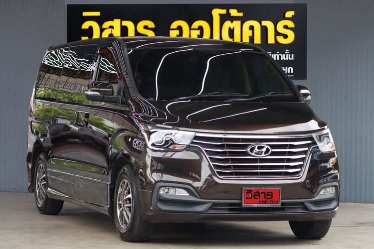 รถ Hyundai H-1  2.5 Deluxe สี น้ำตาล