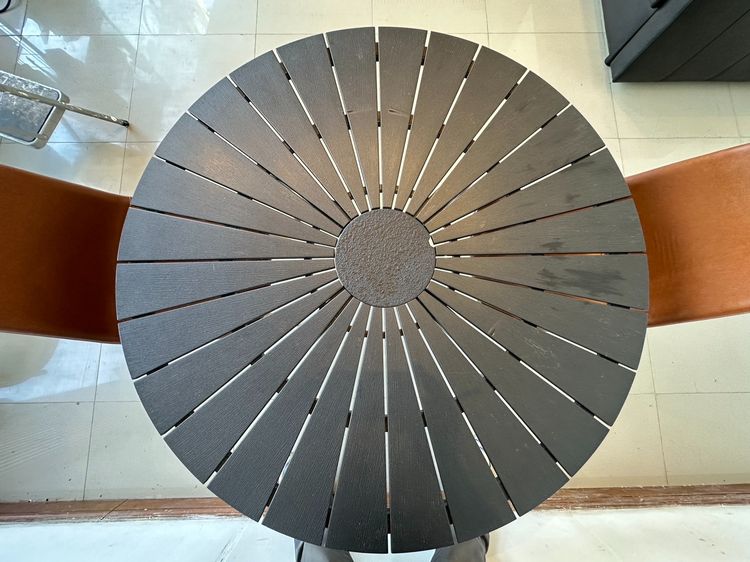 โต๊ะทานอาหาร แบรนด์ JYSK ท็อปทรงกลม ขาอลูมิเนียมสีดำ  รูปที่ 2