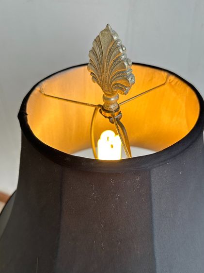 โคมไฟตั้งโต๊ะ โป๊ะผ้า ขอบกุ้นผ้าสีดำ ตัวโคมและฐานเรซิ่น ตกแต่งคริสตัส รูปที่ 4