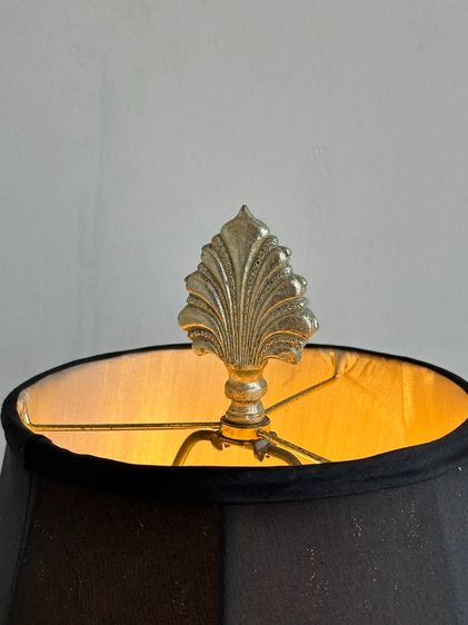 โคมไฟตั้งโต๊ะ โป๊ะผ้า ขอบกุ้นผ้าสีดำ ตัวโคมและฐานเรซิ่น ตกแต่งคริสตัส รูปที่ 2