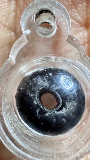 เม็ดประคำ หลวงปู่บุญ วัดกลางบางแก้ว เนื้อผงยาจุ่มรัก แกนเม็ดประคำเป็นขี้นกเขาเปล้า