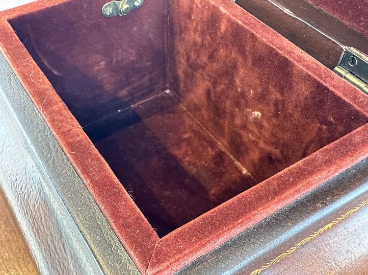 กล่องไม้ สไตล์วินเทจ มือจับทองเหลือง โครงไม้จริง ขาสีทองเหลือง รูปที่ 17