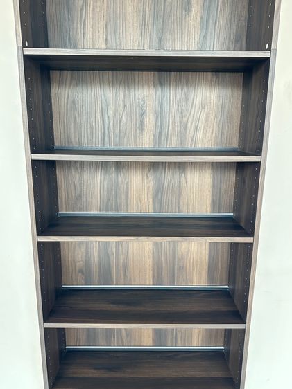 ตู้โชว์ทรงสูง แบรนด์ IKEA รุ่น BILLY โครงไม้ Particle Board สีน้ำตาล รูปที่ 8