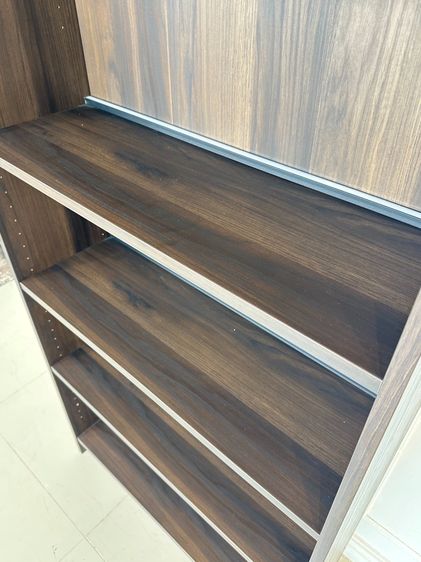 ตู้โชว์ทรงสูง แบรนด์ IKEA รุ่น BILLY โครงไม้ Particle Board สีน้ำตาล รูปที่ 9