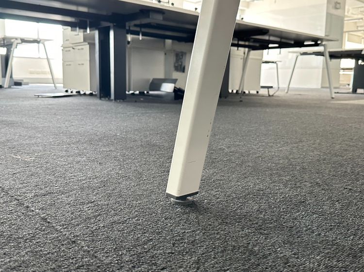 โต๊ะทำงาน 6 ที่นั่ง (หน้าชนกัน) ท็อปไม้ MDF ผิวลามิเนตสีขาว ปิดขอบพลาสติก มีรางไฟเหล็ก ขาเหล็ก รูปที่ 12