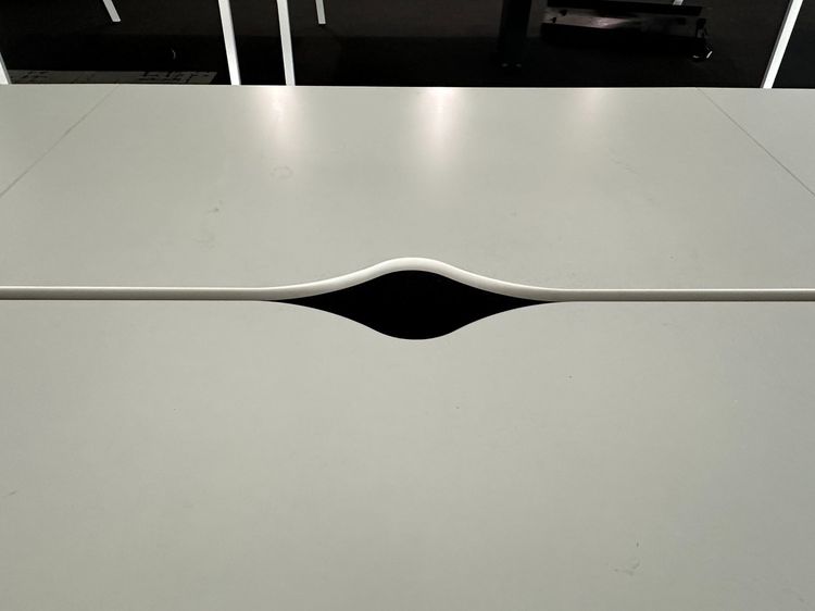 โต๊ะทำงาน 6 ที่นั่ง (หน้าชนกัน) ท็อปไม้ MDF ผิวลามิเนตสีขาว ปิดขอบพลาสติก มีรางไฟเหล็ก ขาเหล็ก รูปที่ 5