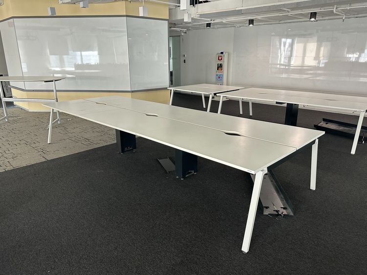 โต๊ะทำงาน 6 ที่นั่ง (หน้าชนกัน) ท็อปไม้ MDF ผิวลามิเนตสีขาว ปิดขอบพลาสติก มีรางไฟเหล็ก ขาเหล็ก