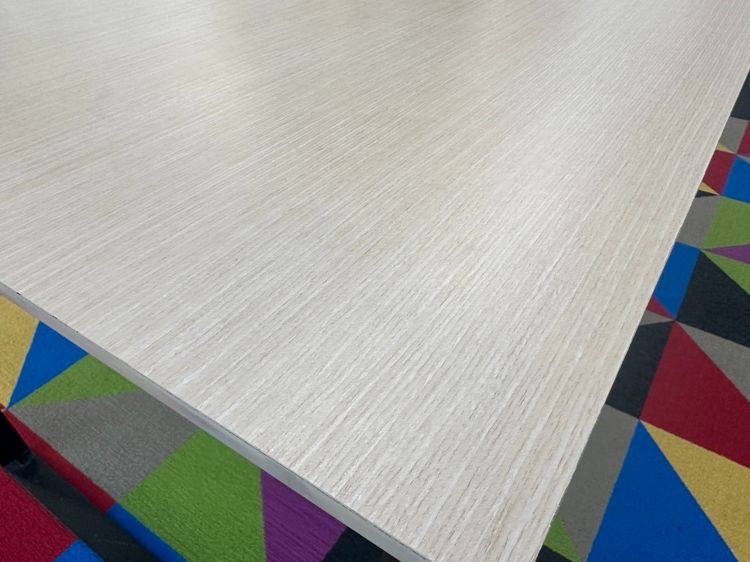 โต๊ะบาร์ ท็อปไม้ MDF สีบีช มีช่องรางปลั๊ก 2 ช่อง  โครงขาเหล็กสีดำ รูปที่ 6