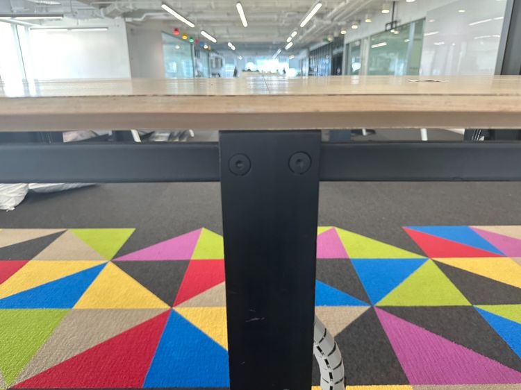 โต๊ะบาร์ ท็อปไม้ MDF สีบีช มีช่องรางปลั๊ก 2 ช่อง  โครงขาเหล็กสีดำ รูปที่ 7