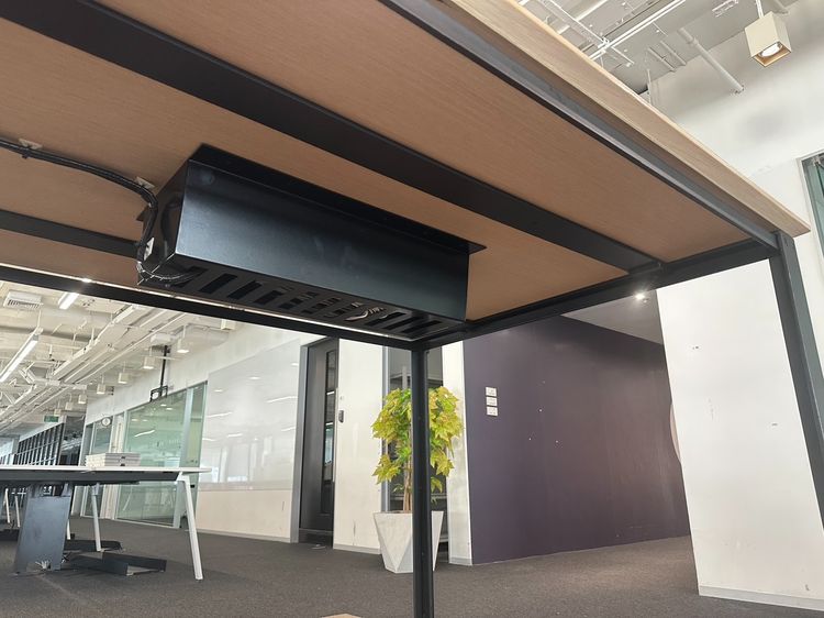 โต๊ะบาร์ ท็อปไม้ MDF สีบีช มีช่องรางปลั๊ก 2 ช่อง  โครงขาเหล็กสีดำ รูปที่ 8