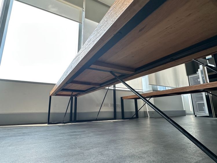 โต๊ะทานอาหารไม้สัก พร้อมม้านั่ง เบาะไม้สัก 2 ตัว โครงขาเหล็กสีดำ รูปที่ 13