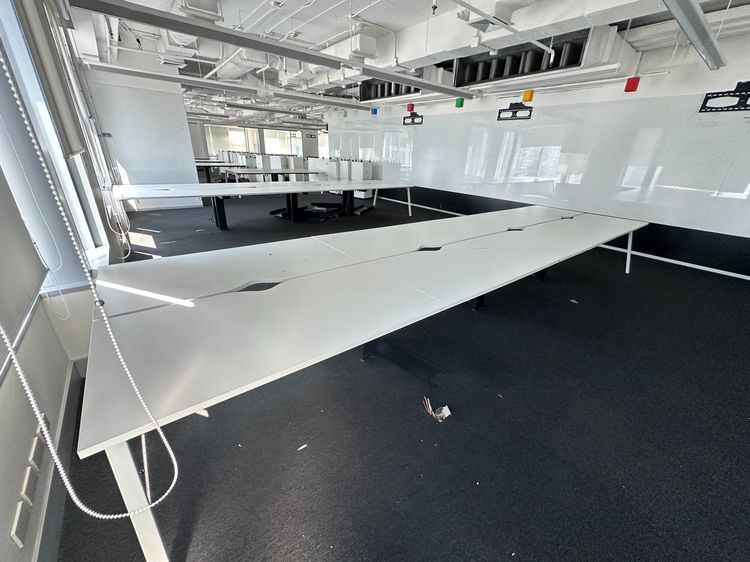 โต๊ะทำงาน 8 ที่นั่ง ท็อปไม้ MDF ผิวลามิเนตสีขาวปิดขอบพลาสติก รูปที่ 5