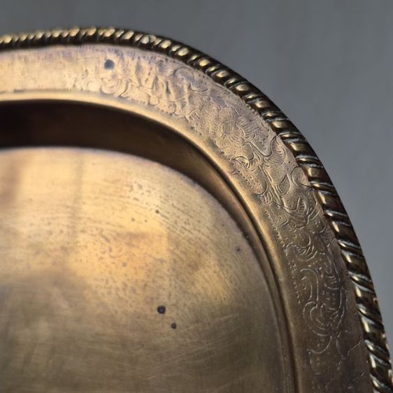 ถาดทองเหลืองวินเทจ วงรีขอบนูน ลายเกลียวสลักรูปเถาดอกไม้ รูปที่ 6