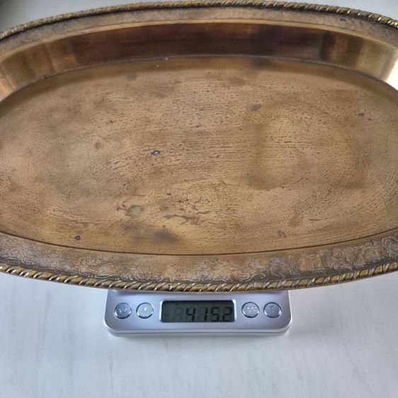 ถาดทองเหลืองวินเทจ วงรีขอบนูน ลายเกลียวสลักรูปเถาดอกไม้ รูปที่ 9