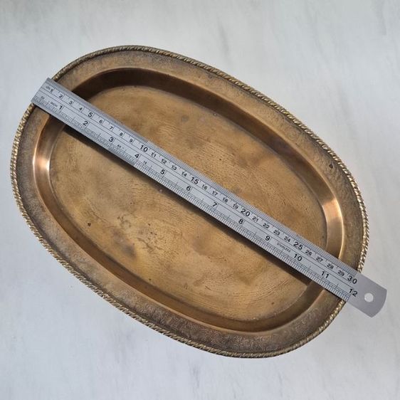 ถาดทองเหลืองวินเทจ วงรีขอบนูน ลายเกลียวสลักรูปเถาดอกไม้ รูปที่ 10