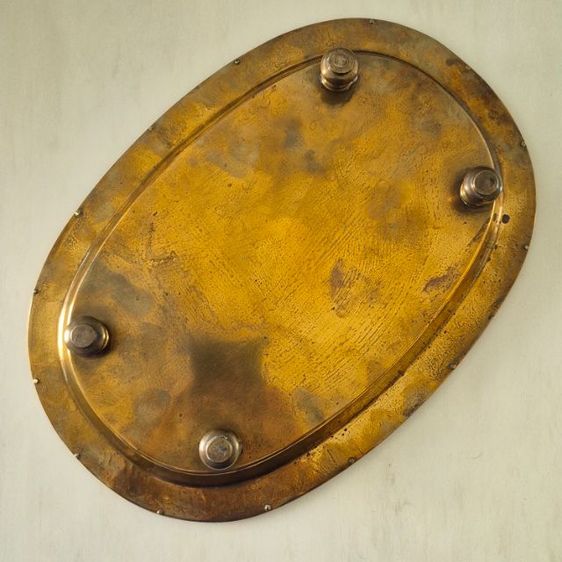 ถาดทองเหลืองวินเทจ วงรีขอบนูน ลายเกลียวสลักรูปเถาดอกไม้ รูปที่ 5