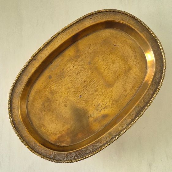 ถาดทองเหลืองวินเทจ วงรีขอบนูน ลายเกลียวสลักรูปเถาดอกไม้