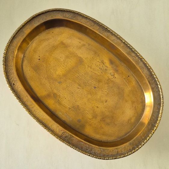 ถาดทองเหลืองวินเทจ วงรีขอบนูน ลายเกลียวสลักรูปเถาดอกไม้ รูปที่ 3