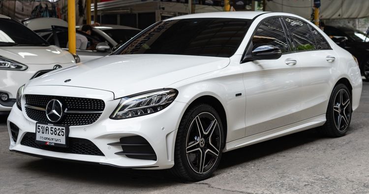 Mercedes-Benz C-Class 2022 C300 Sedan ปลั๊กอินไฮบริด (PHEV) ไม่ติดแก๊ส เกียร์อัตโนมัติ ขาว รูปที่ 2