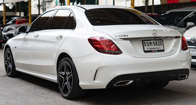 Mercedes-Benz C-Class 2022 C300 Sedan ปลั๊กอินไฮบริด (PHEV) ไม่ติดแก๊ส เกียร์อัตโนมัติ ขาว รูปที่ 3