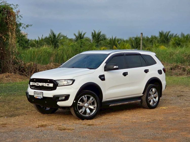 รถ Ford Everest 2.2 Titanium Plus สี ขาว