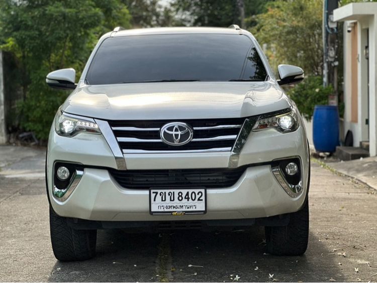 รถ Toyota Fortuner 2.4 V สี ขาว