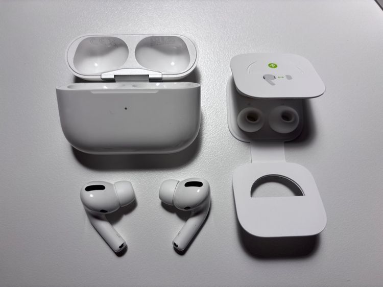 Apple AirPods Pro with Wireless Charging case  รูปที่ 2