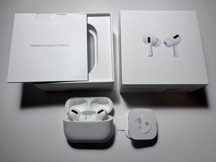 Apple AirPods Pro with Wireless Charging case 