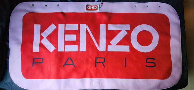 Kenzo
Kenzo Logo Printed Blanket Cape