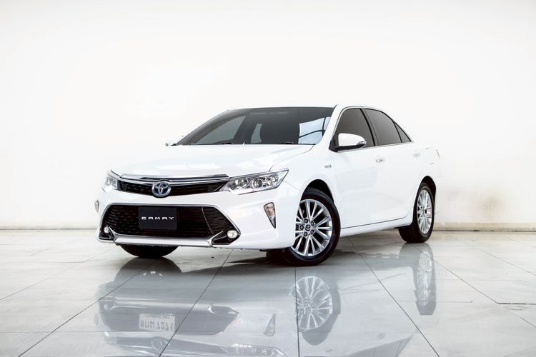 รถ Toyota Camry 2.5 HV สี ขาว