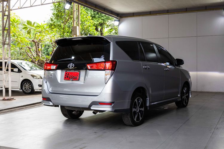 Toyota Innova 2022 2.8 Crysta Premium Utility-car ดีเซล ไม่ติดแก๊ส เกียร์อัตโนมัติ เทา รูปที่ 4
