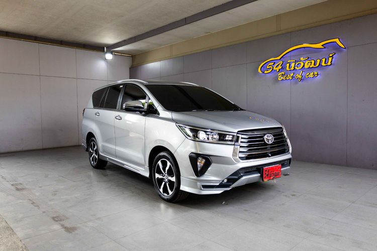 รถ Toyota Innova 2.8 Crysta Premium สี เทา