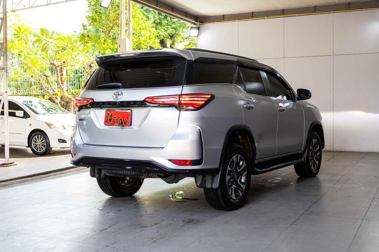 Toyota Fortuner 2023 2.4 Leader V Utility-car ดีเซล ไม่ติดแก๊ส เกียร์อัตโนมัติ เงิน รูปที่ 4