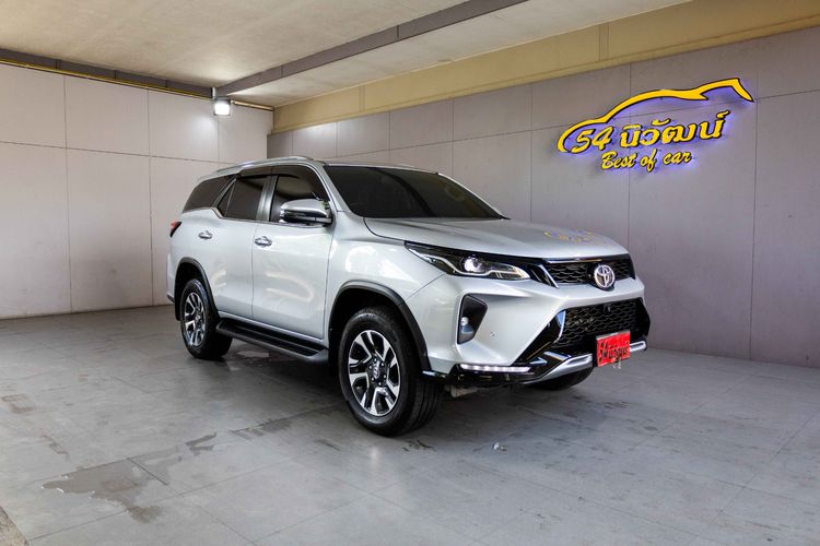 รถ Toyota Fortuner 2.4 Leader V สี เงิน