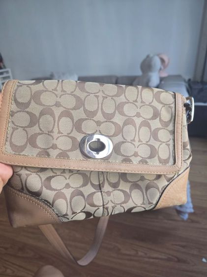 กระเป๋าสะพายข้างคอสบอดี้. coach