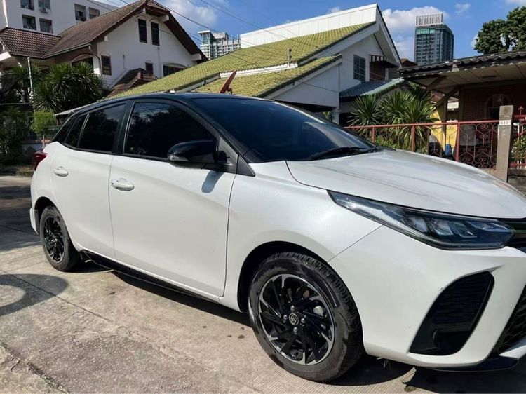 รถ Toyota Yaris 1.2 Sport Hatchback สี ดำ