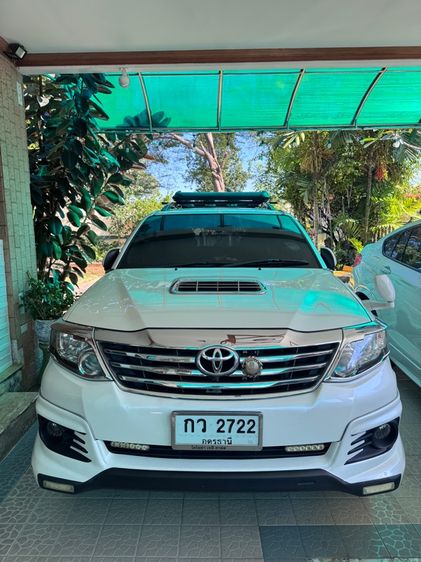 รถ Toyota Fortuner 3.0 V สี ขาว