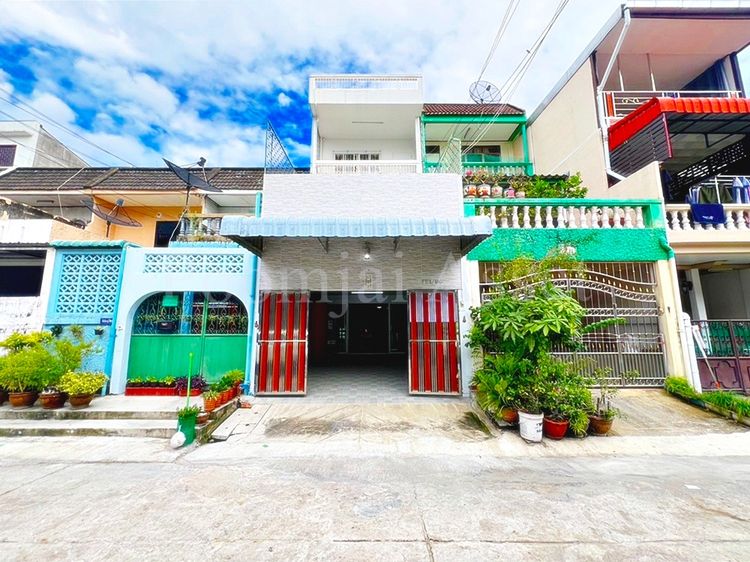 ทาวน์เฮ้าส์ 3.5 ชั้น หมู่บ้านโอสิริ ซอยสาธุประดิษฐ์45 ยานนาวา กรุงเทพฯ (ปรับปรุงใหม่ทั้งหลัง) 