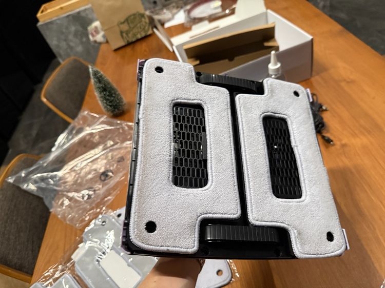 เครื่องทำความสะอาดกระจกและผนัง รุ่น HOBOT S6 PRO มาพร้อมระบบรางขัดคู่