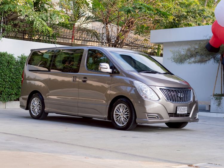 รถ Hyundai Grand Starex 2.5 VIP สี น้ำตาล
