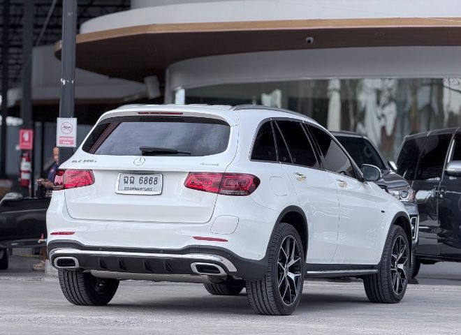 Mercedes-Benz GLC-Class 2020 GLC300e ปลั๊กอินไฮบริด (PHEV) เกียร์อัตโนมัติ ขาว รูปที่ 2