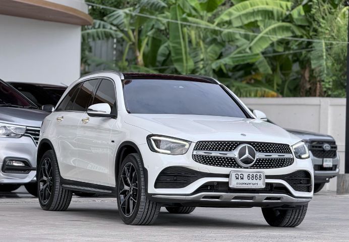 Mercedes-Benz GLC-Class 2020 GLC300e ปลั๊กอินไฮบริด (PHEV) เกียร์อัตโนมัติ ขาว รูปที่ 4